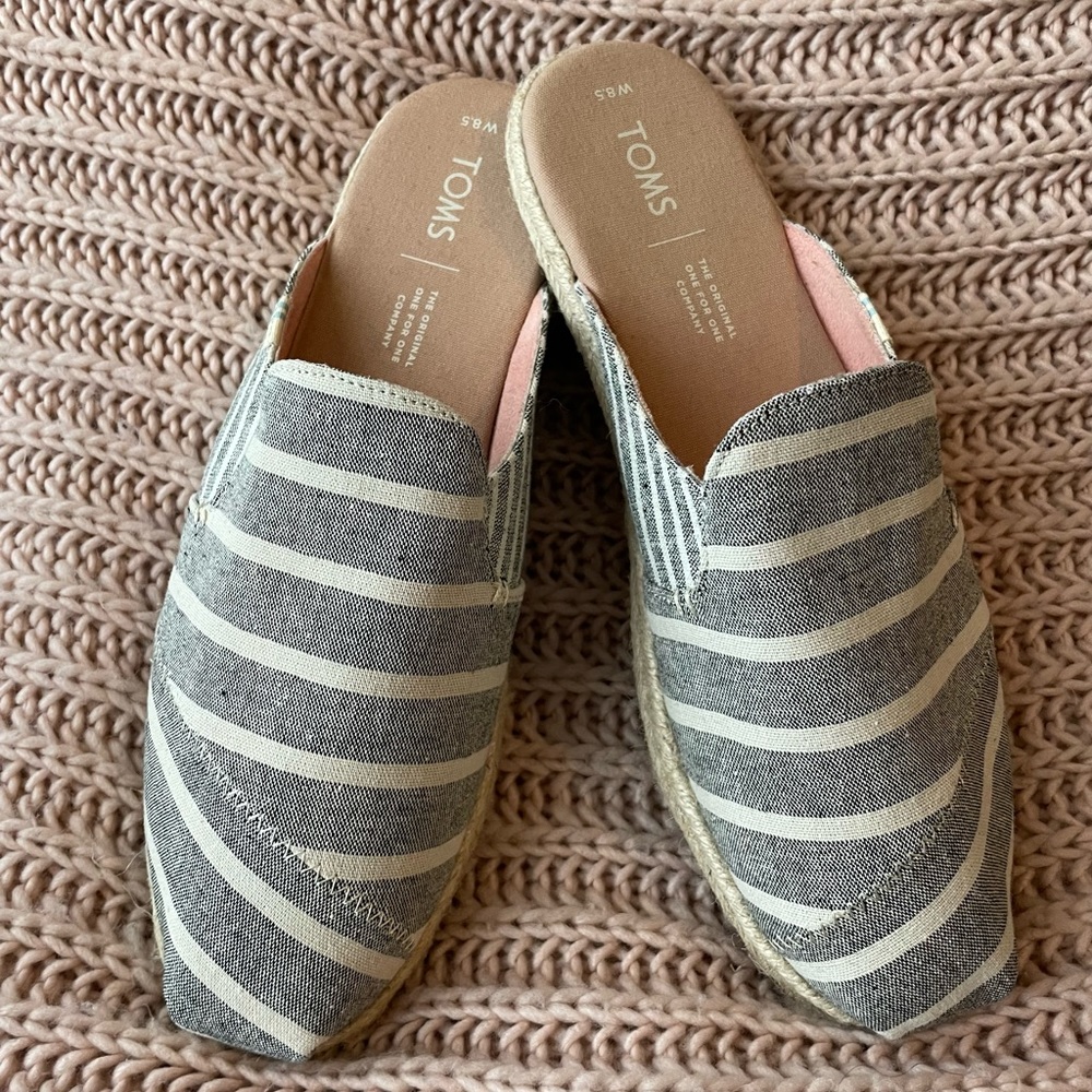 TOMS Slip On Mule Espadrille in Muted Black & Cream. SZ 8.5 W